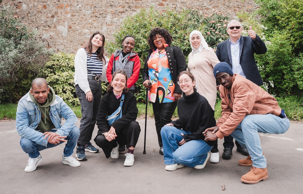 Un groupe de coachs et candidats réunis autour d’une table
