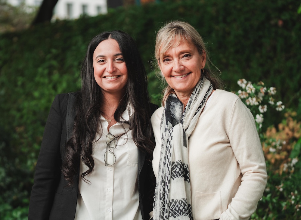 Une coach échangeant avec un candidat, carnet de notes en main